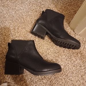 Sorel heeled leather ankle booties like new size 9